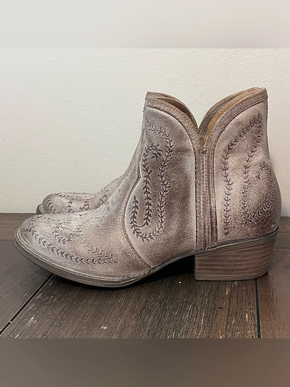 Sterling River Western Embroidered Distressed Booties Womens 8.5